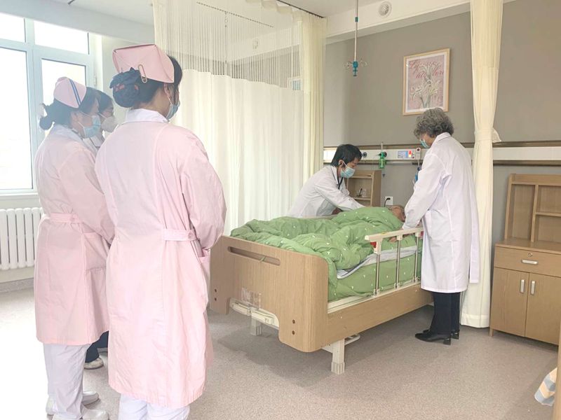 震惊！大连70岁老人在家摔倒无人知，这种养老院居然能救你全家！
